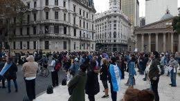 Militantes anticuarentena protestaron en Plaza de Mayo con violentos mensajes contra el Gobierno