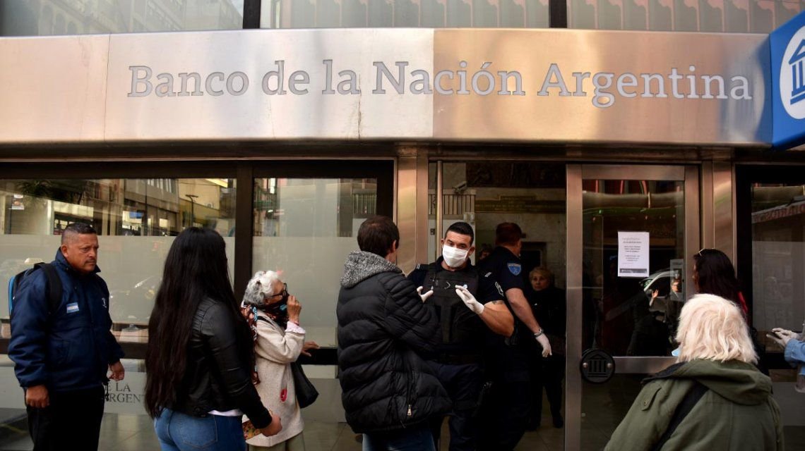 Dólares y plazos fijos: los dos cambios clave que rigen a partir de este lunes