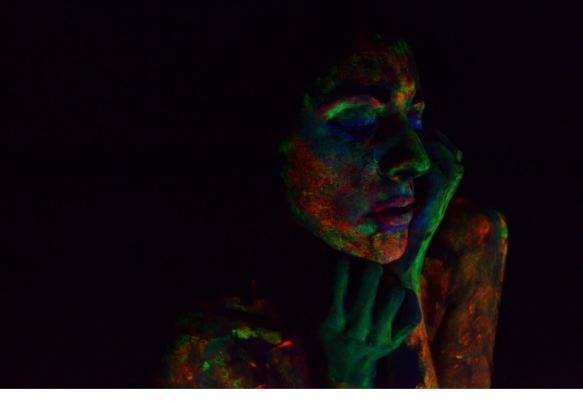 Mara V y su “I don't believe this”: oscuridad llena de colores en el cuerpo.