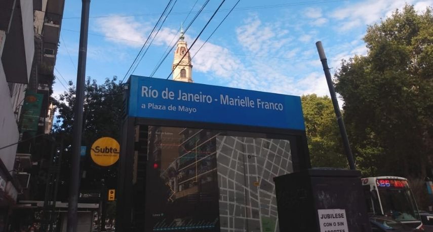 Un homenaje a Marielle Franco en el subte porteño, intervención de la estación y una placa conmemorativa.