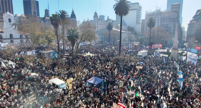 Marcha en apoyo a Cristina Kirchner a Plaza de Mayo luego del intento de magnicidio