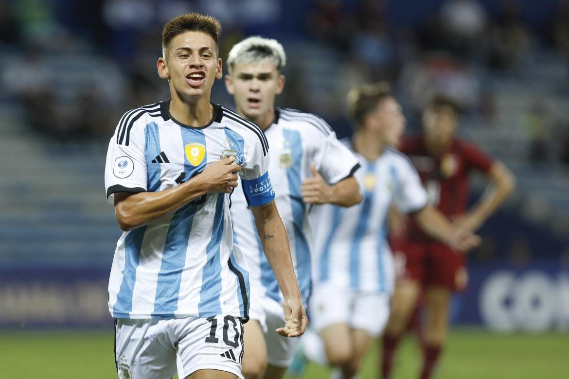 El Diablito Echeverri brilla en la selección argentina: tres goles y mismas asistencias en 154 minutos en el Sudamericano Sub 17