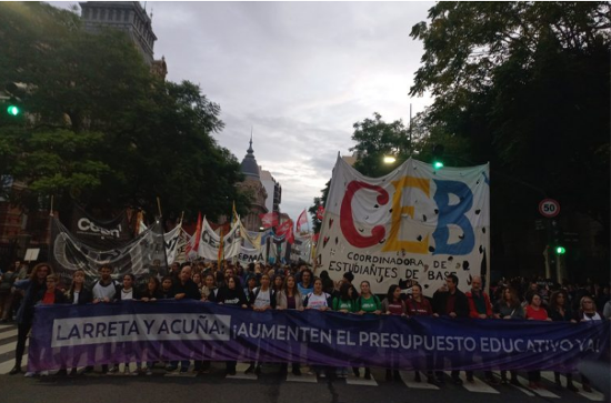 Luego de 16 años de gobierno PRO, masiva marcha contra el «vaciamiento educativo de Larreta y Acuña»