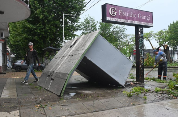 La tormenta en provocó grandes daños en la ciudad: 544 pedidos de ayuda y 363 árboles caídos, 45 sobre vehículos