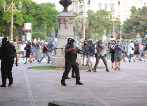 Otra vez represión frente al Congreso: Policía Federal y Gendarmería dispararon balas de goma contra manifestantes