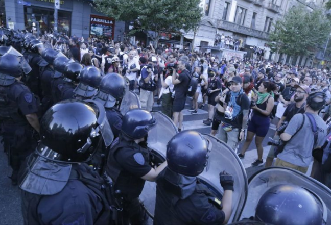 Otra vez, la policía de Bullrich y Milei reprime manifestantes