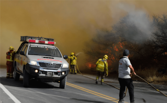 Desesperación en Córdoba: los incendios llegan a las casas en Capilla del Monte y Llaryora declarará «zona de catástrofe»