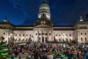 La cena navideña frente al Congreso albergó a decenas de personas en situación de calle