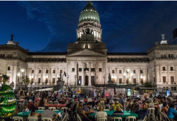 La cena navideña frente al Congreso albergó a decenas de personas en situación de calle