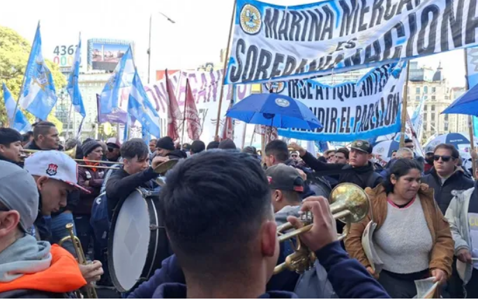 Multitudinaria marcha contra el ajuste y el 