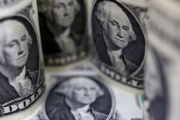 El Gobierno intervino en el mercado de futuros y salió a absorber pesos para frenar la suba del dólar