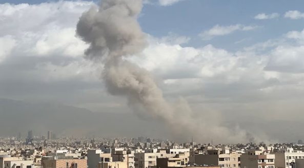 Estados Unidos e Israel lanzaron este sábado un ataque “de gran envergadura” contra Irán, que provocó explosiones en Teherán y otras ciudades tras semanas de advertencias sobre una posible intervención militar