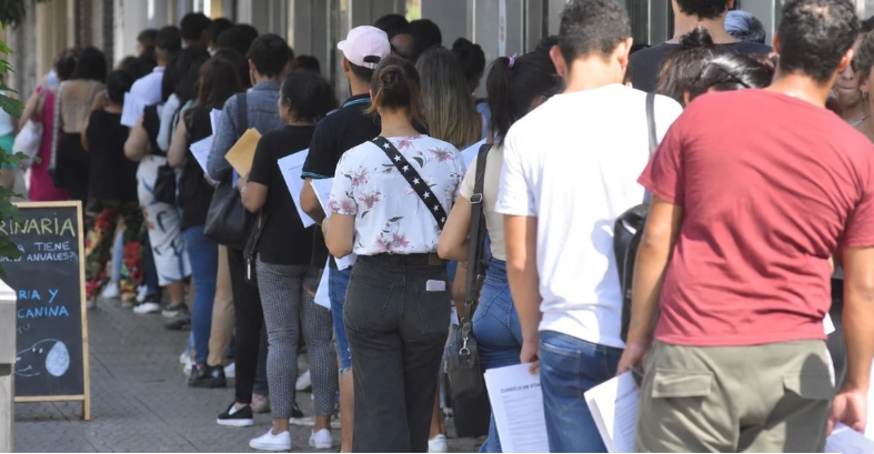Anatomía de un mercado laboral precarizado: el desempleo se ubica en 7,9% y la informalidad marca el pulso de la crisis en el interior de Argentina
