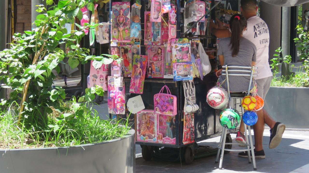 Venta ilegal callejera en Buenos Aires: los puestos detectados cayeron 38% en agosto y la calle Perú concentró la mayor densidad